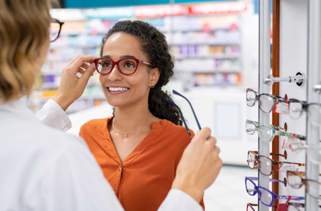 The Difference Between Buying Glasses Online vs. Visiting an Optician